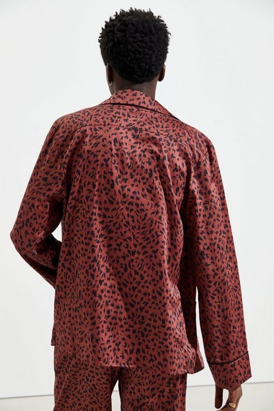 Van het de Zijdesatijn van het kraagcontrast de de Pyjama'smensen snakken de Pyjamanachtkleding van de Kokerpolyester