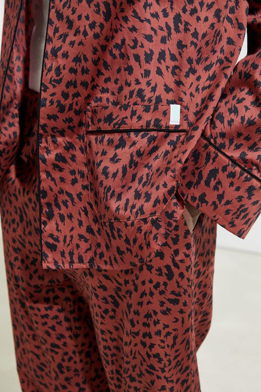 Van het de Zijdesatijn van het kraagcontrast de de Pyjama'smensen snakken de Pyjamanachtkleding van de Kokerpolyester